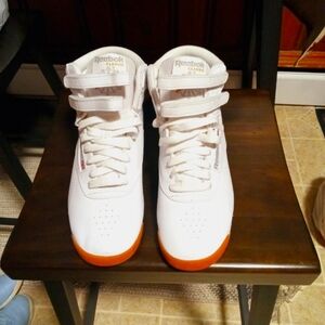 Womens Reebok classic high tops sz 7.5